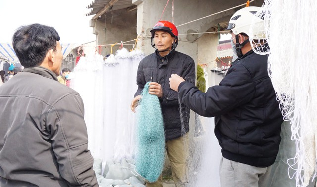 C&aacute;c em nhỏ h&aacute;o hức với những chiếc b&oacute;ng bay đủ h&igrave;nh th&ugrave;, m&agrave;u sắc sặc sỡ - m&oacute;n qu&agrave; m&agrave; ng&agrave;y thường kh&ocirc;ng dễ g&igrave; ch&uacute;ng c&oacute; được