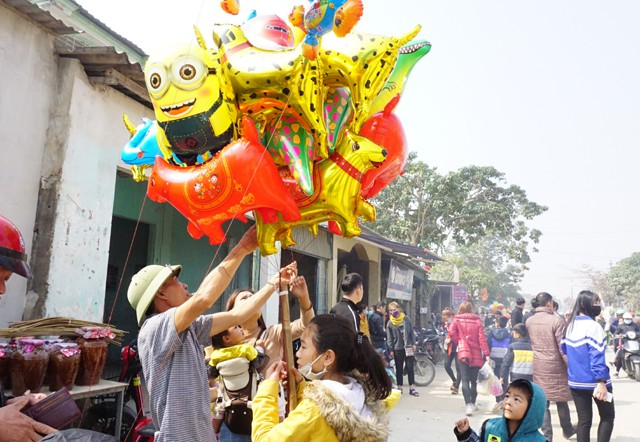 Chen ch&acirc;n đi chợ phi&ecirc;n thuần qu&ecirc; lớn nhất trong năm