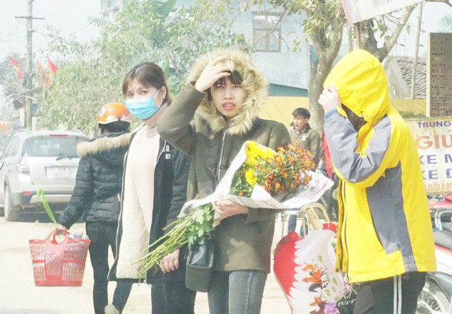 C&aacute;c c&ocirc; g&aacute;i trẻ đi chợ chọn hoa. B&igrave;nh hoa ng&agrave;y Tết kh&ocirc;ng chỉ mang sắc Xu&acirc;n m&agrave; c&ograve;n l&agrave; nơi để người con g&aacute;i trong gia đ&igrave;nh thể hiện sự kh&eacute;o l&eacute;o, tinh tế của m&igrave;nh