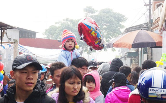 Em nhỏ h&aacute;o hức với phi&ecirc;n chợ lớn nhất trong năm