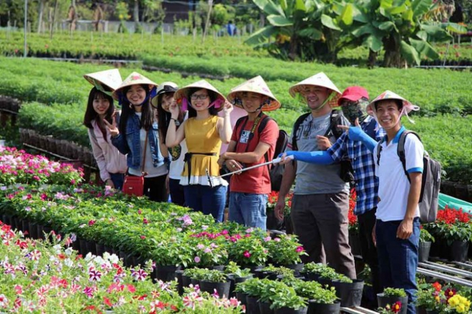 V&agrave;o mỗi dịp Tết đến xu&acirc;n về, l&agrave;ng hoa Sa Đ&eacute;c kh&ocirc;ng chỉ đ&ocirc;ng người đến mua m&agrave; c&ograve;n thu h&uacute;t c&aacute;c bạn trẻ đến chụp ảnh.