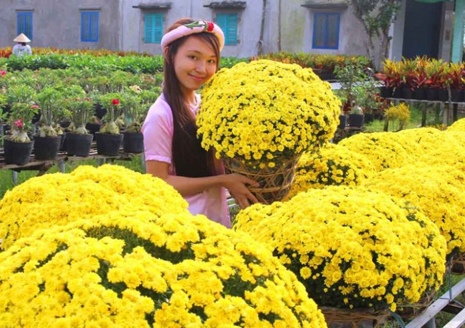 L&agrave;ng hoa Sa Đ&eacute;c thu h&uacute;t rất nhiều người tới check &ndash; in, chụp ảnh Tết.