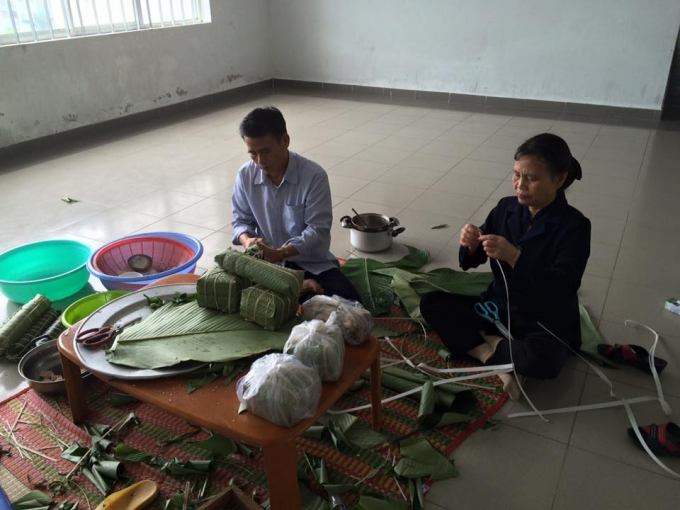 Anh Ho&agrave;ng Văn Thế (tr&uacute; quận Sơn Tr&agrave;, TP Đ&agrave; Nẵng) cho biết,&nbsp;đ&acirc;y&nbsp;l&agrave; lần&nbsp;đầu ti&ecirc;n sau 16 năm v&agrave;o Đ&agrave; Nẵng lập nghiệp, bố mẹ anh từ Thanh H&oacute;a v&agrave;o ăn Tết c&ugrave;ng&nbsp;con trai. Cả gia đ&igrave;nh qu&acirc;y quần l&agrave;m b&aacute;nh chưng chuẩn bị cho ng&agrave;y Tết cận kề.