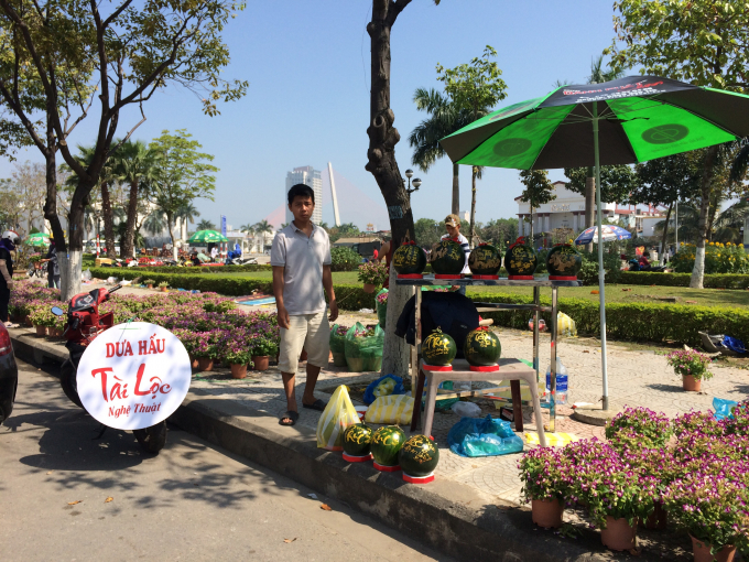 C&aacute;c dịch vụ ăn theo ng&agrave;y Tết như b&aacute;n dưa hấu t&agrave;i lộc cũng ăn n&ecirc;n l&agrave;m ra trong thời điểm n&agrave;y.