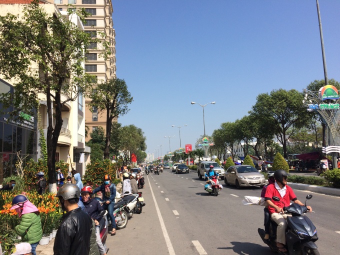 Đường hoa tr&ecirc;n đường 2/9 rộn r&agrave;ng người qua lại v&agrave;o s&aacute;ng 30 Tết.