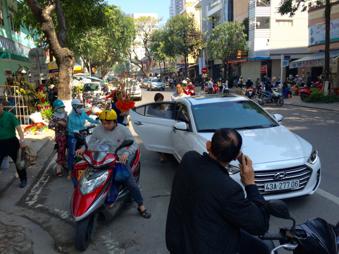 H&igrave;nh ảnh đ&ocirc;ng đ&uacute;c, tấp nập tr&ecirc;n đường Trần Ph&uacute;, s&aacute;t khu vực chợ H&agrave;n.
