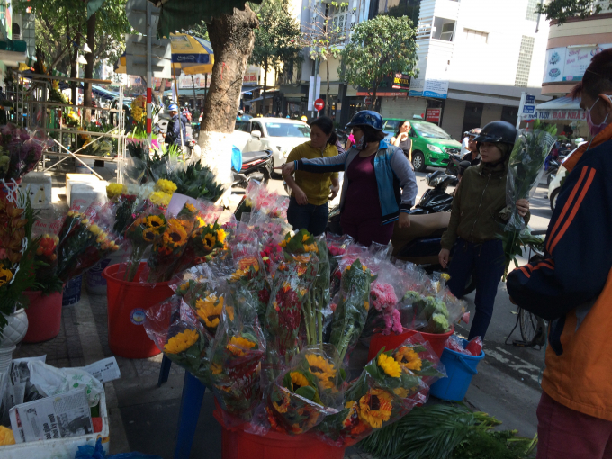 Người d&acirc;n tranh thủ đi chợ mua đồ c&uacute;ng giao thừa v&agrave; chuẩn bị đồ cho 3 ng&agrave;y nghỉ Tết.