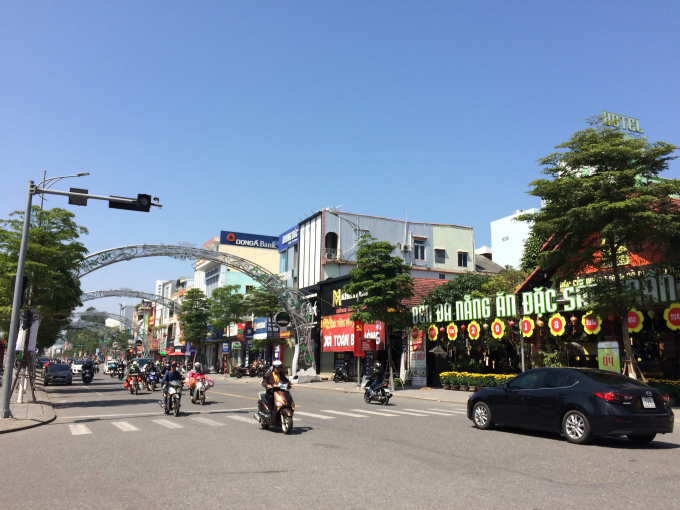 Trục đường Y&ecirc;n B&aacute;i - L&ecirc; Duẩn cũng &iacute;t hẳn ngươi so với ng&agrave;y thường.