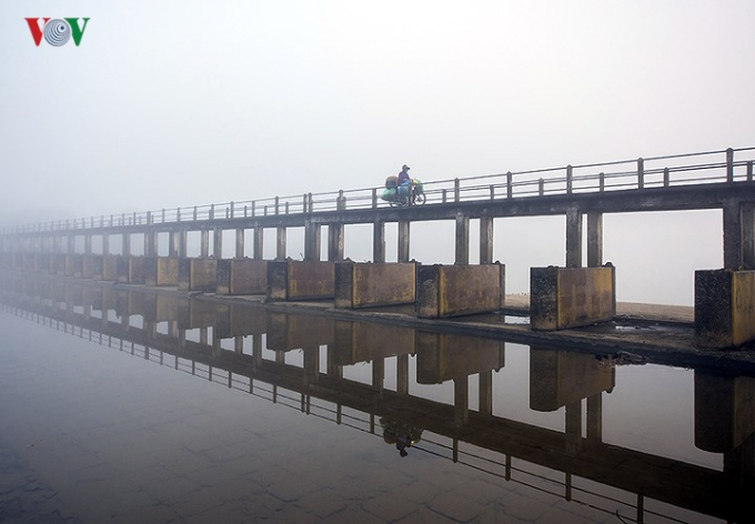 Vội v&atilde; s&aacute;ng cuối năm, những người bu&ocirc;n b&aacute;n nhỏ lẻ rau xanh ở l&agrave;ng Ph&uacute; Mậu tranh thủ đi chợ sớm.