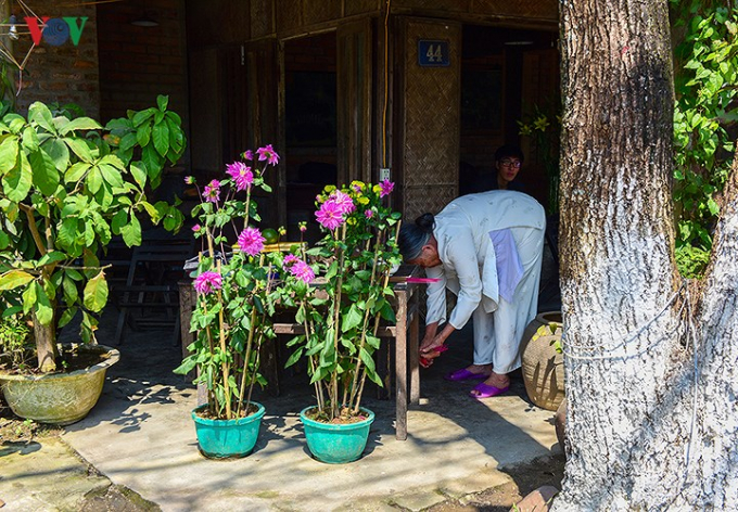 Một g&oacute;c nhỏ trong th&agrave;nh nội, người mệ gi&agrave; đang chuẩn bị c&uacute;ng tất ni&ecirc;n trong gia đ&igrave;nh, nắng Xu&acirc;n b&ecirc;n hi&ecirc;n nh&agrave;, m&aacute;i t&oacute;c mệ bạc trắng, h&igrave;nh ảnh của những c&aacute;i Tết ng&agrave;y xưa.