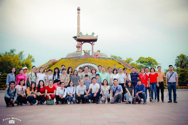 Đo&agrave;n c&ocirc;ng t&aacute;c B&aacute;o PLVN chụp ảnh lưu niệm tại Th&agrave;nh cổ Quảng Trị trong h&agrave;nh tr&igrave;nh Tri &acirc;n miền Trung th&aacute;ng 7/2017.