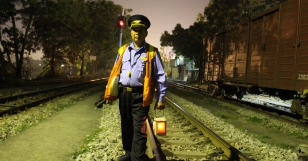 Nụ cười đêm Giao thừa - Người đi bộ bốn vòng chu vi trái đất