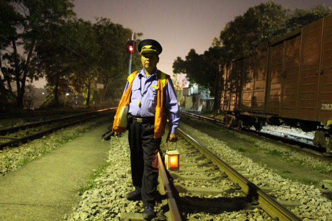 Nụ cười đ&ecirc;m Giao thừa - Người đi bộ bốn v&ograve;ng chu vi tr&aacute;i đất