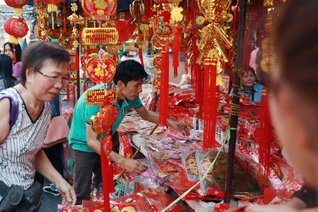 Người d&acirc;n Th&aacute;i Lan tưng bừng chuẩn bị ch&agrave;o đ&oacute;n năm mới