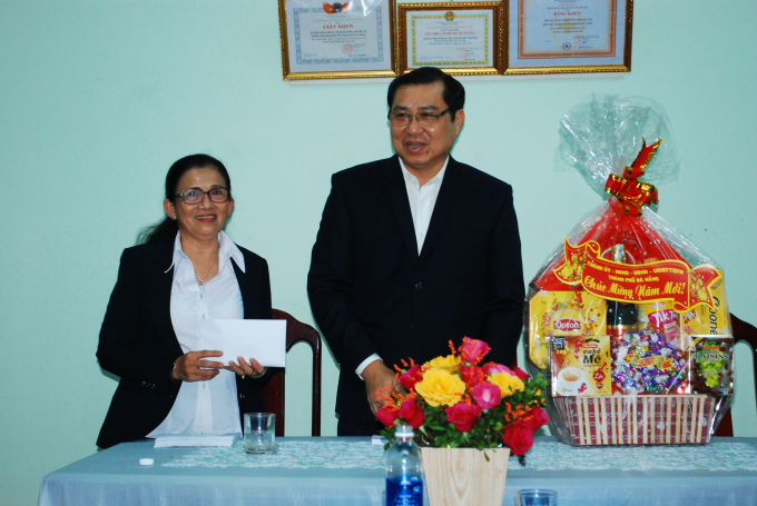 L&atilde;nh đạo Trung t&acirc;m nu&ocirc;i trẻ mồ c&ocirc;i (tr&aacute;i) nhận qu&agrave; động vi&ecirc;n của l&atilde;nh đạo th&agrave;nh phố.