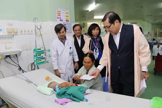 Thăm hỏi, động vi&ecirc;n c&aacute;c gia đ&igrave;nh đang c&oacute; bệnh nh&acirc;n nhi chữa trị tại&nbsp;Bệnh viện Phụ sản Nhi Đ&agrave; Nẵng. Ảnh: Q.Đ.