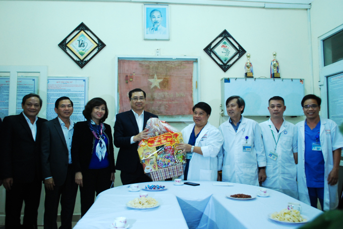 C&aacute;c y b&aacute;c sĩ tại Bệnh viện Phụ sản Nhi Đ&agrave; Nẵng x&uacute;c động trước&nbsp;sự động vi&ecirc;n,&nbsp;thăm hỏi của l&atilde;nh đạo th&agrave;nh phố.&nbsp;