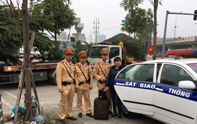 Chị Hoa được c&aacute;c chiến sĩ CSGT đưa về xum họp với gia đ&igrave;nh bằng xe chuy&ecirc;n dụng.