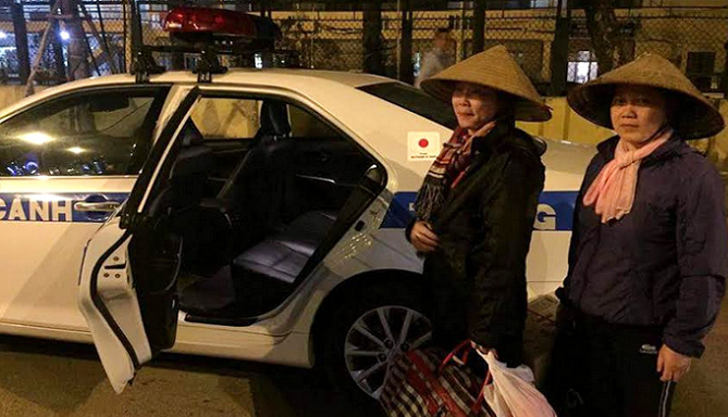 Hai mẹ con b&agrave; B&ugrave;i Thị Loan v&agrave; B&ugrave;i Thị Ch&acirc;u x&uacute;c động khi được c&aacute;c chiến sĩ CSGT đưa về qu&ecirc; đo&agrave;n tụ với gia đ&igrave;nh trong đ&ecirc;m giao thừa.