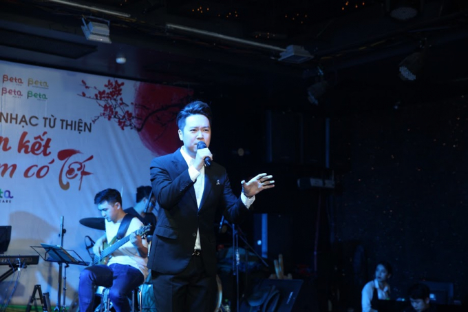 L&ecirc; Hiếu, Kh&aacute;nh Linh mang Tết ấm &aacute;p cho c&aacute;c em nhỏ Viện Huyết học Truyền m&aacute;u Trung Ương