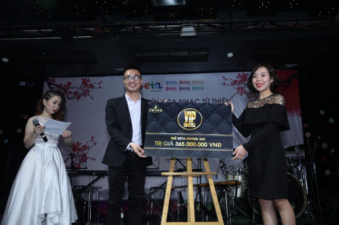 Chương tr&igrave;nh đấu gi&aacute; những bức tranh của c&aacute;c em nhỏ bệnh nhi.