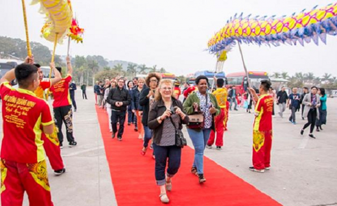 Đo&agrave;n du kh&aacute;ch thăm quan Vịnh Hạ Long trong ng&agrave;y đầu ti&ecirc;n của năm mới được ch&agrave;o đ&oacute;n bằng nhiều chương tr&igrave;nh văn h&oacute;a nghệ thuật đặc sắc.