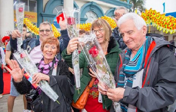 Du kh&aacute;ch phấn khởi trước m&agrave;n ch&agrave;o đ&oacute;n đặc biệt c&ugrave;ng những m&oacute;n qu&agrave; đầy &yacute; nghĩa.