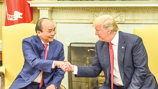 Thủ tướng Nguyễn Xu&acirc;n Ph&uacute;c v&agrave; Tổng thống Mỹ Donald Trump trong cuộc hội đ&agrave;m tại Nh&agrave; Trắng &nbsp; &nbsp;&nbsp;