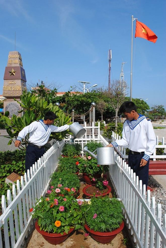 Chăm s&oacute;c vườn hoa tr&ecirc;n đảo Trường Sa Đ&ocirc;ng