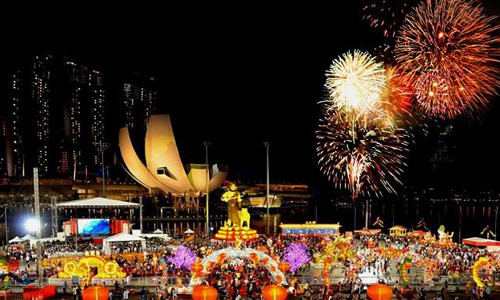 Đ&ecirc;m giao thừa, ph&aacute;o hoa được bắn rực rỡ.