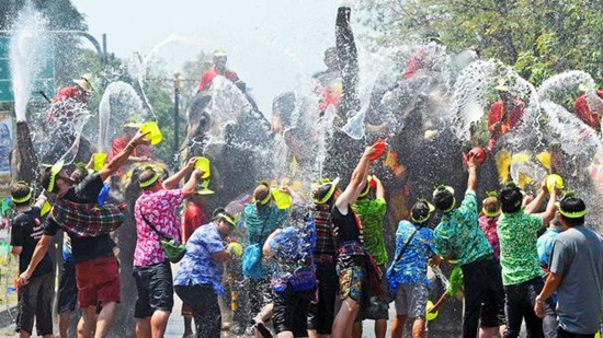 Lễ t&eacute; nước Songkran tại Th&aacute;i Lan.