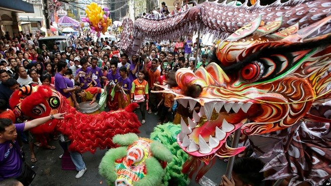 M&uacute;a l&acirc;n dịp đầu năm mới tại thủ đ&ocirc; Manila, Philippines. Ảnh: BBC