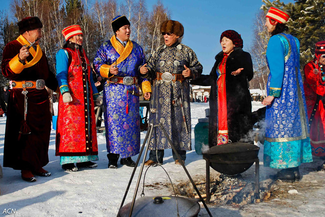 Trong 3 ng&agrave;y Tết, người M&ocirc;ng Cổ sẽ chỉ mặc trang phục d&acirc;n tộc