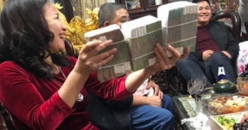 Clip: "mẹ nhà người ta" mừng tuổi các con cả xấp 500 nghìn khiến cư dân mạng ngỡ ngàng ngày đầu xuân