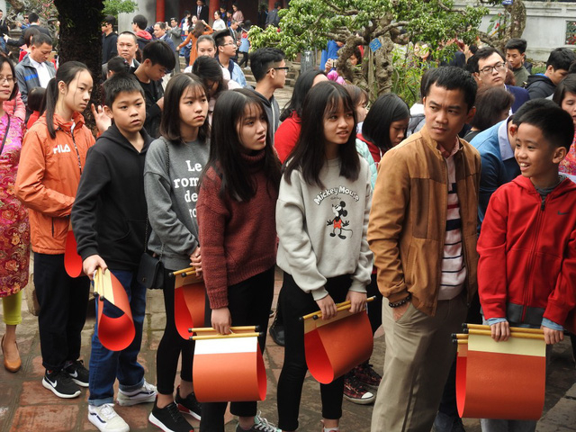 Học sinh xếp h&agrave;ng d&agrave;i xin chữ ở Văn Miếu- Quốc Tử Gi&aacute;m v&agrave;o s&aacute;ng m&ugrave;ng 1 Tết Mậu Tuất (ảnh: Đ&igrave;nh Cường).