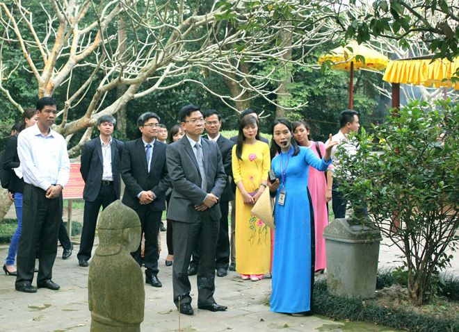 Bộ trưởng v&agrave; đo&agrave;n c&ocirc;ng t&aacute;c của Bộ Tư ph&aacute;p thăm di t&iacute;ch quốc gia đặc biệt Lam Kinh.