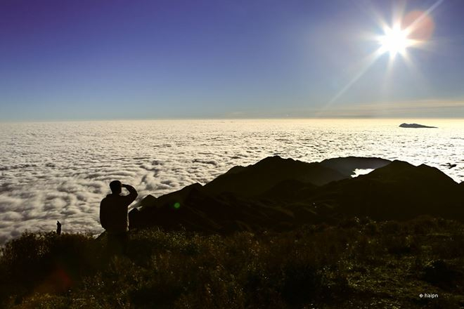 B&igrave;nh minh h&ugrave;ng vĩ tr&ecirc;n ngọn n&uacute;i cao 2979m.