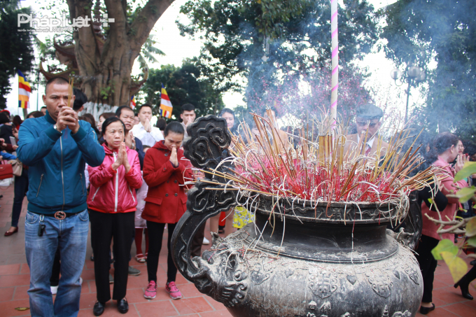 Những ng&agrave;y đầu năm Mậu Tuất, một lượng lớn người d&acirc;n thủ đ&ocirc; đổ x&ocirc; đến những chốn linh thi&ecirc;ng để đi lễ.