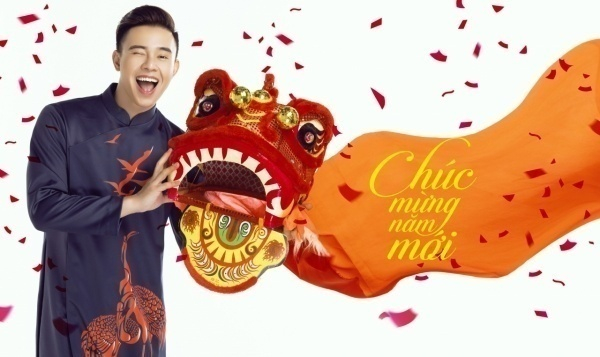 &nbsp;Với g&oacute;c nh&igrave;n của một người trẻ, Đ&ocirc;ng H&ugrave;ng nhận thấy mọi người đều qu&aacute; hối hả, bộn bề hơn trong những ng&agrave;y lễ Tết. V&agrave; trong những tất bận của những x&uacute;c cảm năm mới, nhiều người đ&ocirc;i khi qu&ecirc;n đi những gi&aacute; trị thẳm s&acirc;u của niềm vui năm mới: Được c&ugrave;ng ngồi ăn bữa cơm tất ni&ecirc;n b&ecirc;n gia đ&igrave;nh, l&agrave; những h&agrave;nh động b&aacute;o đ&aacute;p ơn nghĩa sinh th&agrave;nh với cha mẹ, l&agrave; những nụ cười rạng rỡ sẽ gi&uacute;p căn nh&agrave; nhỏ trở n&ecirc;n ấm &aacute;p v&agrave; ngập tr&agrave;n sắc xu&acirc;n.