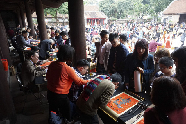 Trong s&acirc;n Văn Miếu, rất đ&ocirc;ng người xếp h&agrave;ng chờ&nbsp;xin chữ&nbsp;từ c&aacute;c &ocirc;ng đồ.