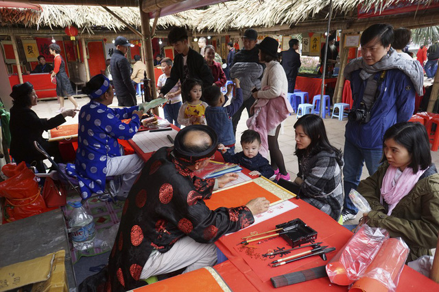 Ở Hồ Văn b&ecirc;n ngo&agrave;i Văn Miếu, c&aacute;c &ocirc;ng đồ cũng