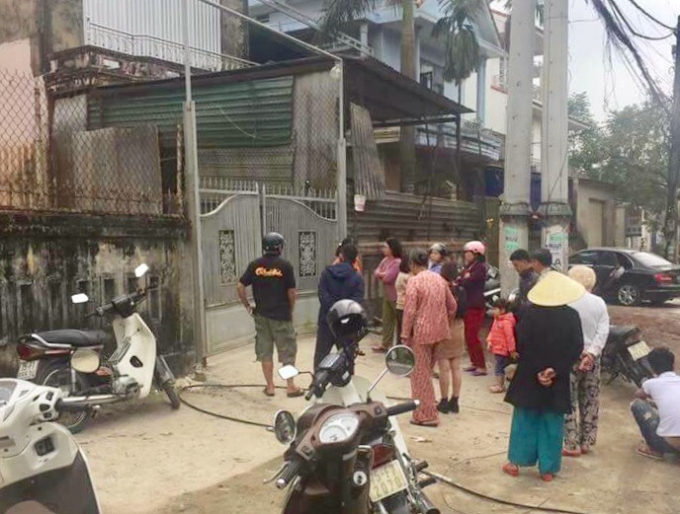 Nhiều người d&acirc;n hốt hoảng ph&aacute;t hiện một nam thanh ni&ecirc;n tử vong. (Ảnh: PVH)