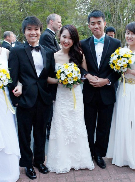 Ngọc Minh xinh đẹp trong một sự kiện c&ugrave;ng c&aacute;c du học sinh Việt tại Mỹ.