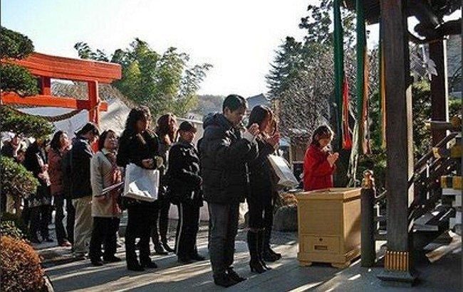 Đối với người Nhật, xuất h&agrave;nh đầu năm l&agrave; một việc trong đại. Họ thường ưu ti&ecirc;n đi lễ ch&ugrave;a cầu may.