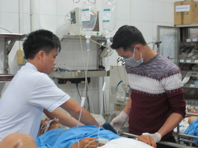 Một trường hợp tai nạn giao th&ocirc;ng được cấp cứu tại BV Việt Đức. Ảnh: T.A