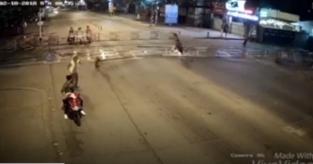 Clip: Nam thanh niên lao thẳng xe vào hàng rào chắn đường ray như phim hành động