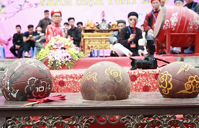 Năm nay, những quả c&acirc;̀u được làm bằng cao su nhằm giảm thương tích kh&ocirc;ng đáng có khi thi đ&acirc;́u. Quả c&acirc;̀u nặng 12kg, 10kg và 8kg. ( từ trái qua phải)