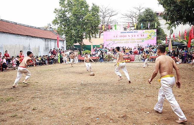 Sau khi ti&ecirc;́ng còi hi&ecirc;̣u l&ecirc;̣nh c&acirc;́t l&ecirc;n bốn đội từ g&oacute;c s&acirc;n lao nhanh ra cướp cầu mang về hố của m&igrave;nh.