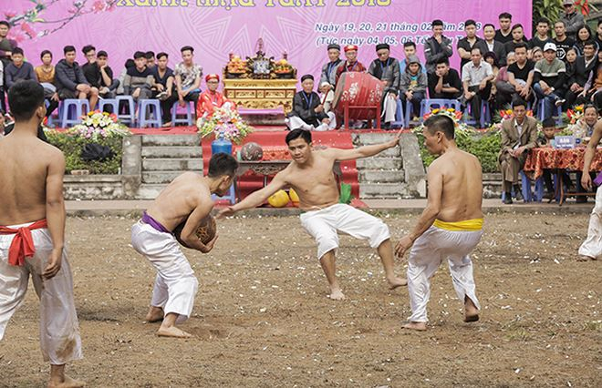 2 thành vi&ecirc;n của đ&ocirc;̣i vàng cản đường kh&ocirc;ng cho đ&ocirc;̣i tím mang c&acirc;̀u v&ecirc;̀ h&ocirc;́.