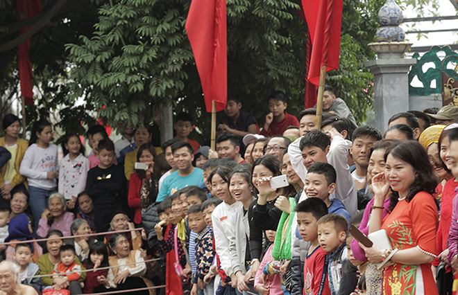 R&acirc;́t đ&ocirc;ng người d&acirc;n đ&ecirc;́n c&ocirc;̉ vũ cho l&ecirc;̃ h&ocirc;̣i